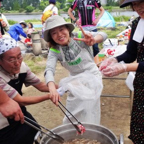 2016年5月15日(日)　荒川を走るサイクリストと地域住民との交流を図る、第2回「あらかわろう芋煮会」を開催しました。