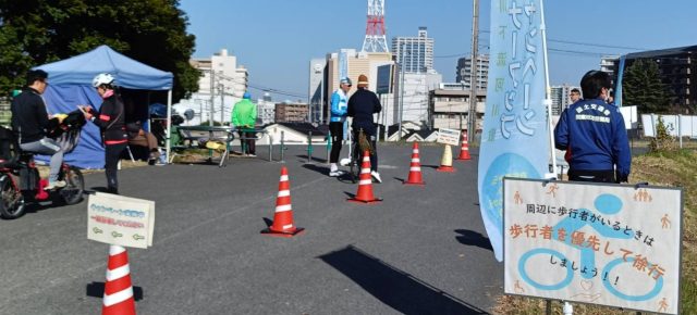 2025年11月30日(日)　【荒川マナーアップ活動レポート＠荒川左岸・川口パブリックゴルフ場入口】国道交通省荒川下流河川事務所／川口署／グッチャリ合同（川口市役所は欠）